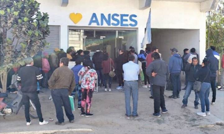 Personas que perdieron pensiones no contributivas reclamaron frente a la oficina local de ANSeS