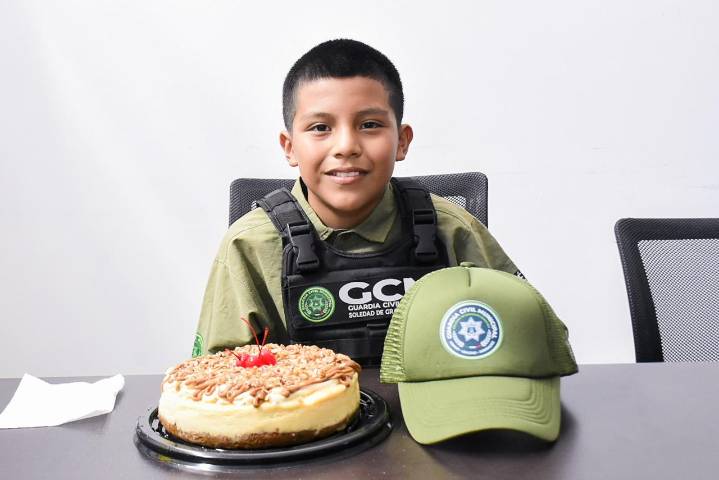 JOHAN DE 11 AÑOS DE EDAD SE CONVIRTIÓ EN COMISARIO HONORARIO DE LA GUARDIA CIVIL DE SOLEDAD