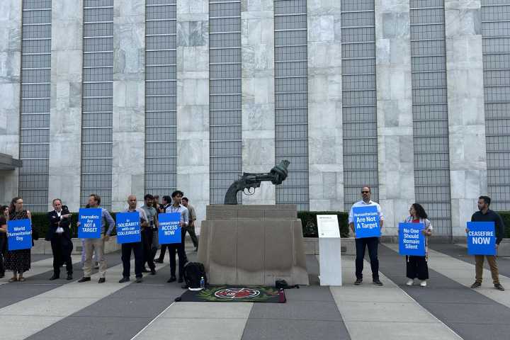 Funcionarios de la ONU se manifiestan en la sede central contra el silencio en Gaza