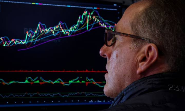 Mercados: caen fuerte las acciones y bonos argentinos en el inicio de una nueva semana complicada para el Gobierno