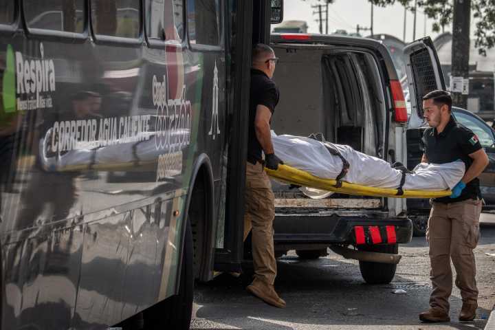 Abuelito se desvanece y fallece a bordo de un camión del Agua Caliente
