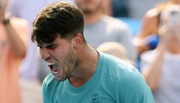 Alcaraz duda en su regreso, pero avanza en Cincinnati