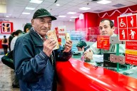 Jubilados 19990 y 20530, sepa si le toca cobrar aumentos, bonos y devengados según su edad