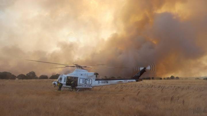Desalojados más de 2.500 vecinos de pueblos de León por el incendio de Molezuelas en Zamora