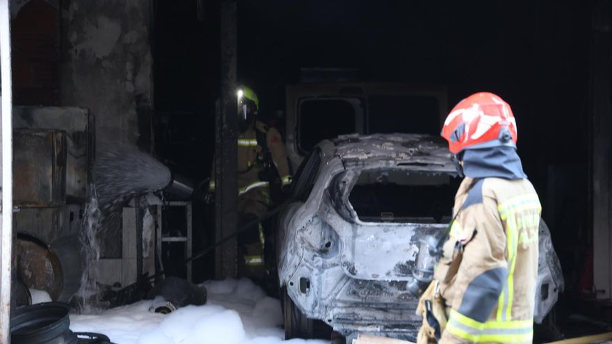 Arde un taller en el barrio alicantino de Los Ángeles