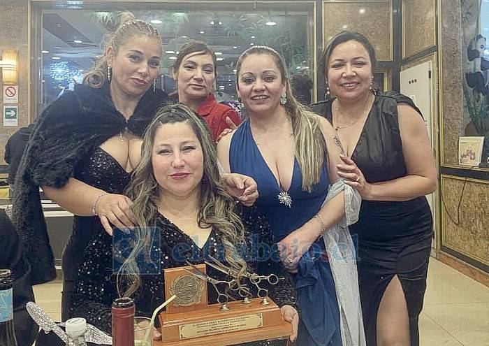 Sanfelipeña Jessica Rodríguez recibe ‘Tres Tijeras de Oro’ por su trayectoria en la educación de la peluquería