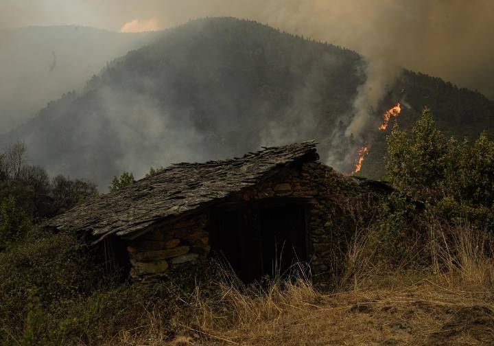 Dos incendios forestales continúan activos en Galicia mientras otros focos quedan controlados