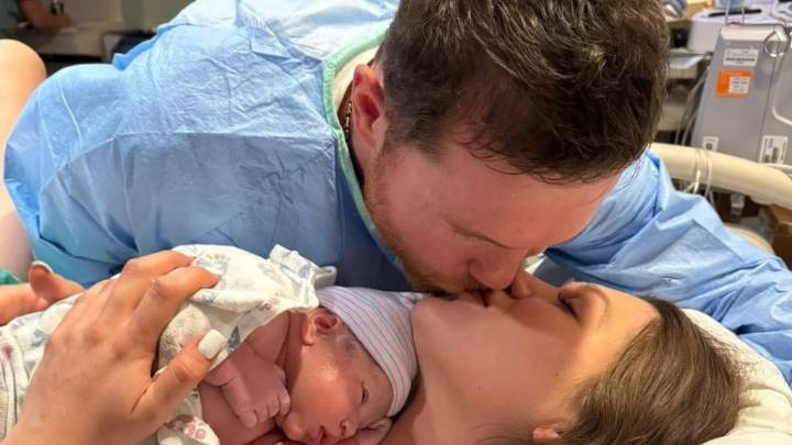 Canelo Álvarez anuncia el nacimiento de su hija Eva Victoria
