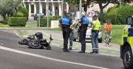 Una moto impacta contra un vehículo a la altura de un semáforo en la urbanización Las Bizarricas