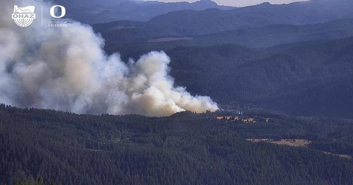 Fire near Oakridge closes Highway 58 overnight and prompts evacuations