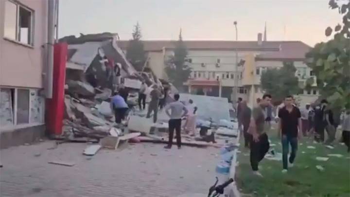 Fuerte sismo de 6,1 sacudió Turquía: se reportan edificios colapsados