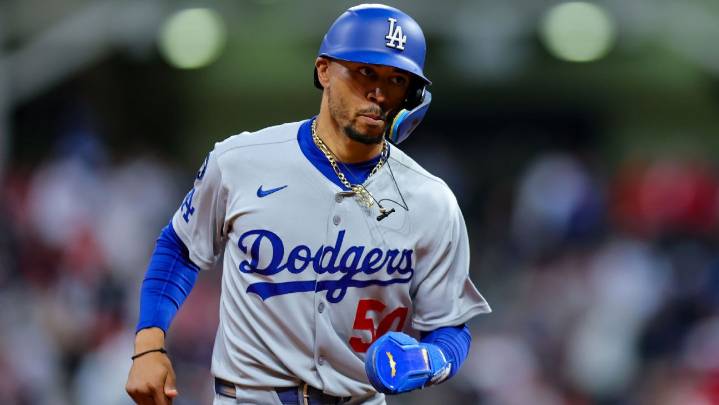 Mookie Betts staying at shortstop despite Dodgers' OF struggles