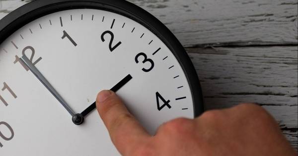¿Se atrasa el reloj en Argentina? El Congreso define el cambio horario