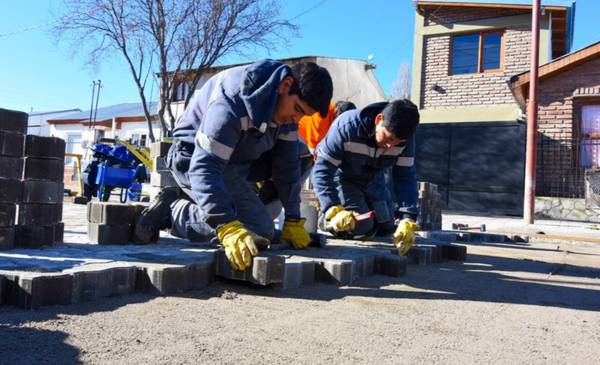 Esquel avanza con obras de adoquinado, cordones cuneta e iluminación LED en distintos barrios