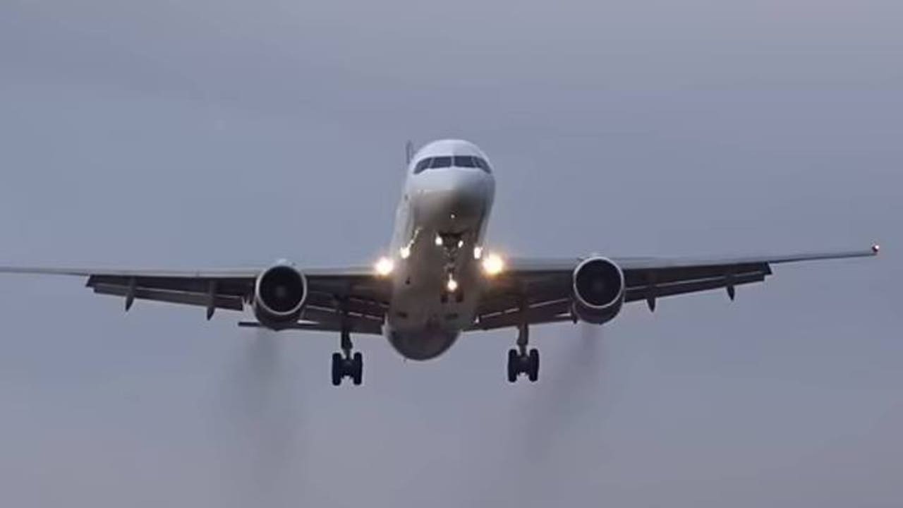 El aeropuerto de Mánchester interrumpe sus vuelos por una colisión entre dos aviones