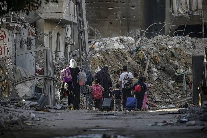 Miles de palestinos abandonan la ciudad de Gaza por temor a la ofensiva israelí