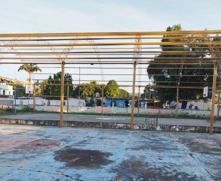 Residentes de la Urb. Daniel Carias denuncian el abandono de su cancha