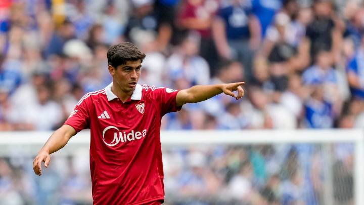 Sevilla y Napoli, obligados a entenderse para la marcha de Juanlu y así inscribir a los nuevos fichajes del equipo de Nervión
