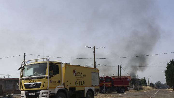 Unas 1.700 personas empiezan a ser desalojadas de siete pueblos de la Valdería por el incendio declarado en Benavente