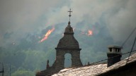 Los servicios de extinción preparan un cortafuegos para proteger Fasgar (León)
