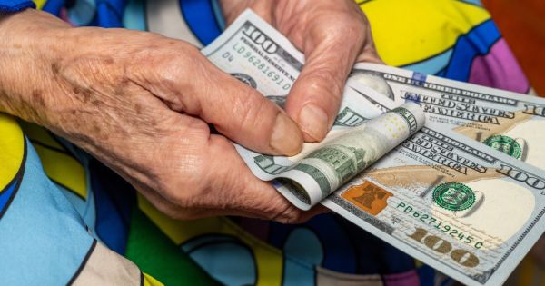 Atención jubilados: el Gobierno lanzó una nueva ayuda económica de 400 dólares: quiénes reciben el dinero