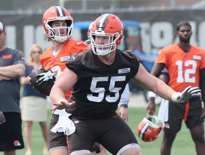 Browns starting offensive lineman exits preseason game vs. Rams with knee injury