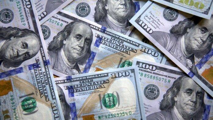 El dólar blue alcanzó al oficial, tras dos semanas corriendo de atrás: $1330