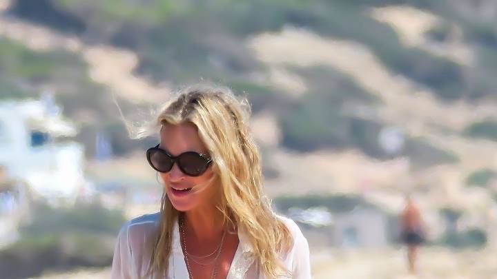 An Hermès Bag and a Useless Belt Are Beach Essentials…When You’re Kate Moss