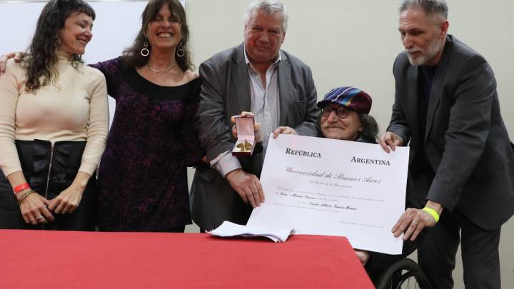 "Desde hoy pasaré a llamarme Dr. Charly García"