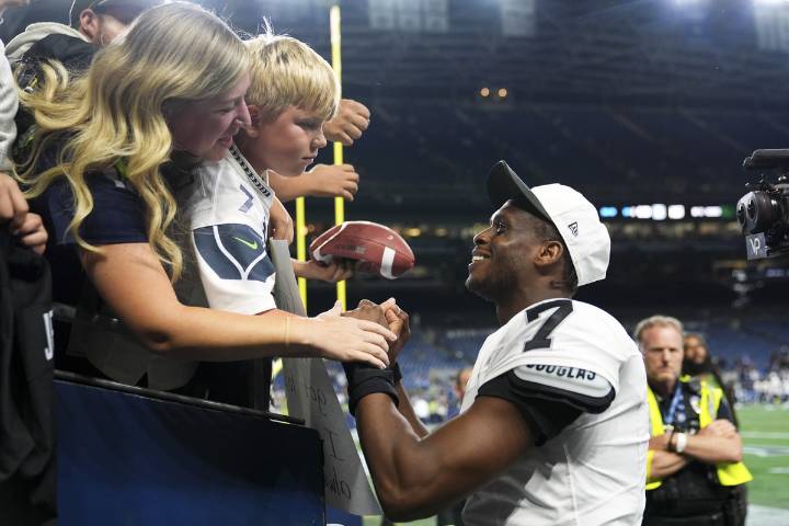 Raiders' Smith and Crosby make obscene gestures toward Seahawks fans
