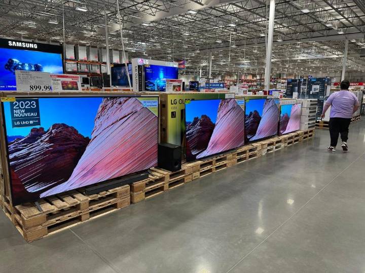 August consumer confidence dips with concerns over jobs, tariffs, high prices