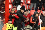 ¿Y la polícia? Revelan momento en que hinchas de Independiente rompen las puertas para agredir a hinchas de la U