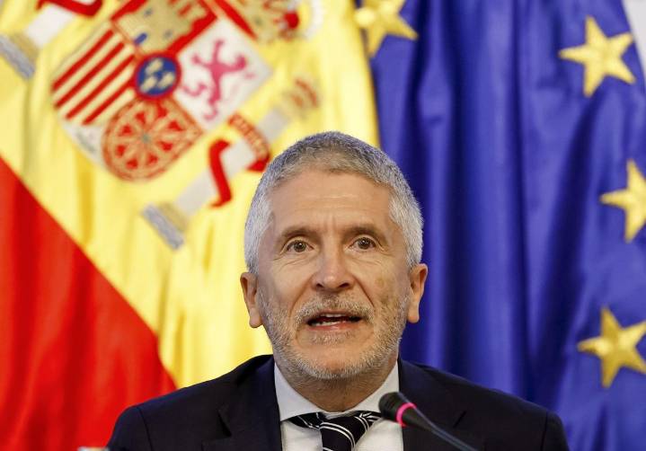 Marlaska se activa tras días bajo el fuego y otras cuatro crisis con medio perfil