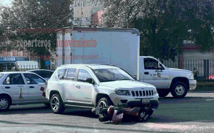 CONDUCTOR DE UNA CAMIONETA ARROLLÓ A UN MOTOCICLISTA CERCA DE LA TERMINAL DE TOLUCA