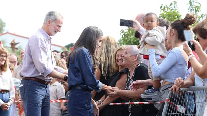 Felipe VI y Letizia terminan en Extremadura su recorrido por las zonas más afectadas por los incendios