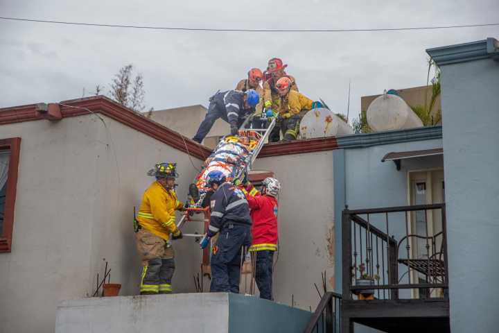 Bomberos rescatan a trabajador electrocutado en la colonia Lomas del Río