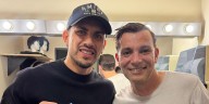 Leandro Paredes visitó a Martín Bossi en el teatro: el divertido video del encuentro en camarines