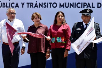 Entregan autoridades de Chimalhuacán y GEM patrullas y equipamiento policial