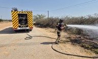 Sofocan una quema descontrolada en Balsapintada (Fuente Álamo) y evacúan a un hombre por inhalación de humo