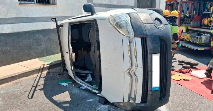 Una persona herida tras el vuelco de un coche en Cruz del Humilladero, Málaga