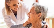 Buscan asistentes geriátricas: conocé los requisitos para postularte