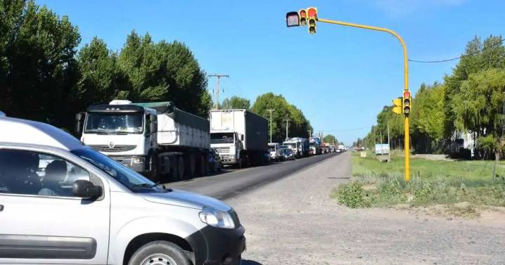 Una pelea terminó a los tiros sobre la Ruta 22 cerca de Roca: un hospitalizado y dos hermanos detenidos