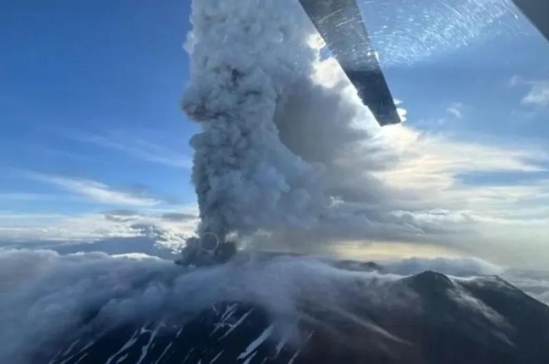 Rusia en alerta: otro volcán entró en erupción tras 450 años inactivo