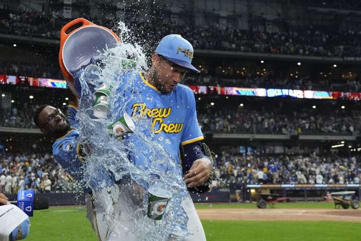 Brewers hold off skidding Mets 3-2 for 7th straight win thanks to Perkins' throw