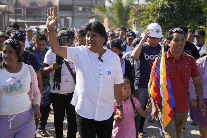 “Resultado histórico”. Evo Morales encontró un motivo para celebrar pese a la debacle electoral de su partido y la creciente amenaza de arresto