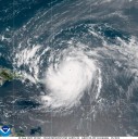 El huracán Erin rebaja su fuerza a categoría 3 mientras lleva fuertes lluvias al mar Caribe