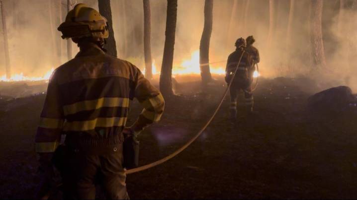 El fuego remite en San Bartolomé de Pinares pero el viento amenaza: "Nos preocupan los puntos calientes"