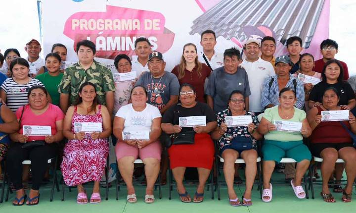 Atenea Gómez Ricalde entrega láminas a familias de Isla Mujeres para reforzar sus viviendas ante la temporada de huracanes