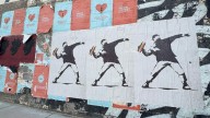 "Liberen a DC", Washington protesta con carteles y pegatinas la "toma hostil" de Trump
