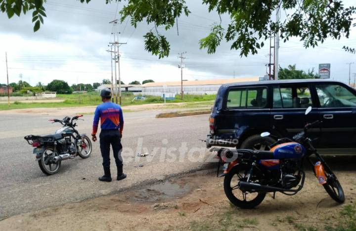 Dos jóvenes en moto colisionaron con una camioneta en la Av. Jesús Subero y uno de ellos convulsionó